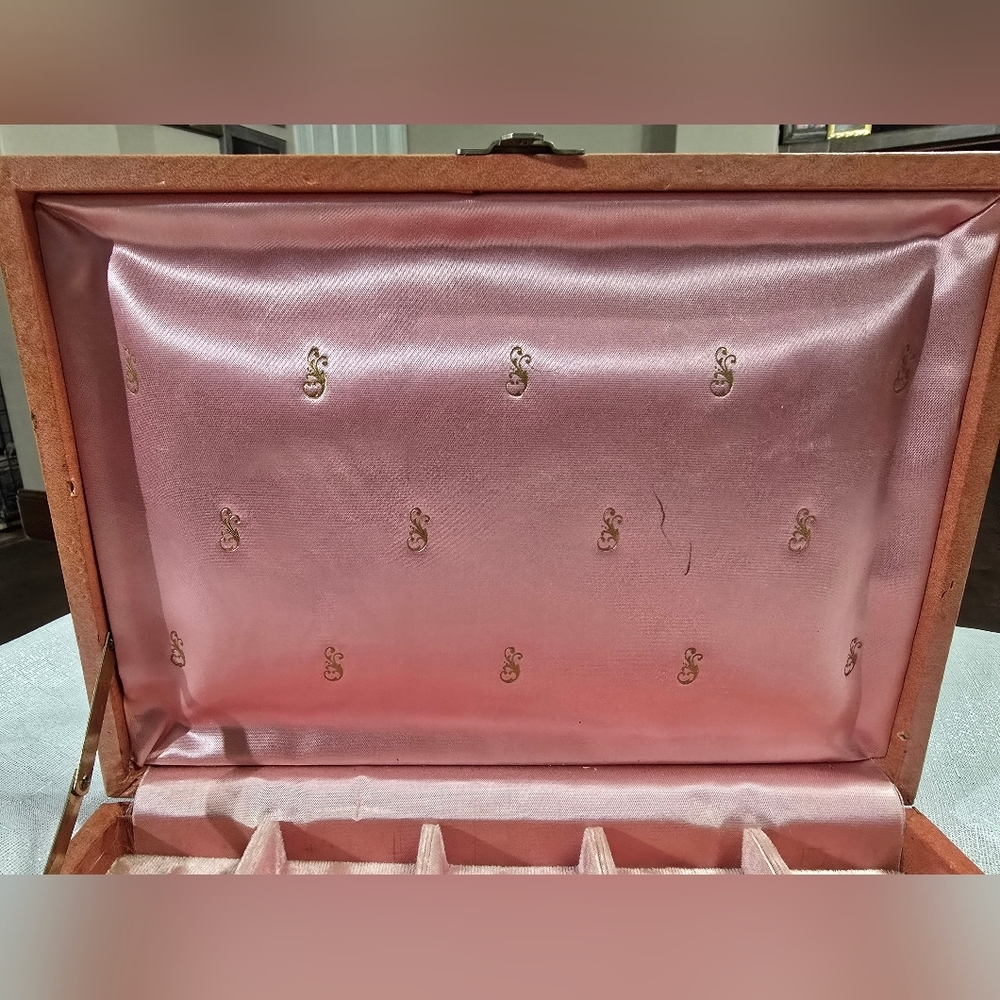 Vintage Mele MCM Salmon Pink Vinyl Exterior Jewelry Box - Picture 5 of 15